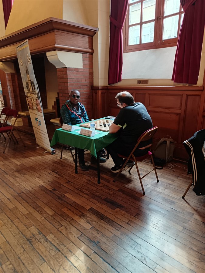 Arnaud Cordier, vingt fois champion de France de jeu de dames, à sa partie dans la salle du championnat