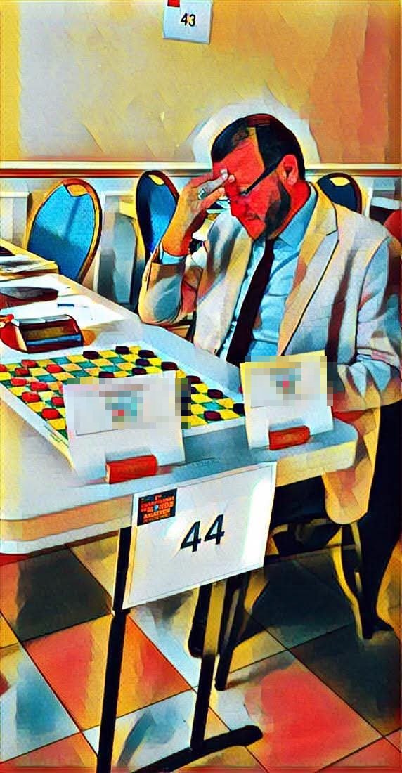 Un joueur la main sur le front devant son damier, image passée par un filtre