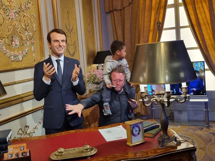 Arnaud Dufour avec Adam sur les épaules, à côté d'une statue de cire