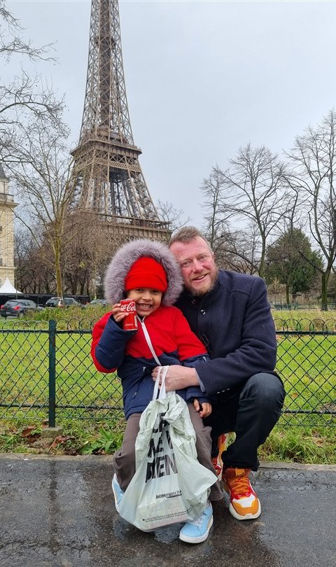 Arnaud Dufour et Adam, un jour de pluie, la tour Eiffel derrière