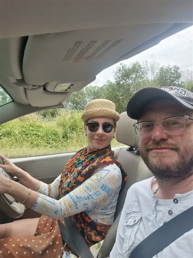 Eugénie et Arnaud Dufour en voiture