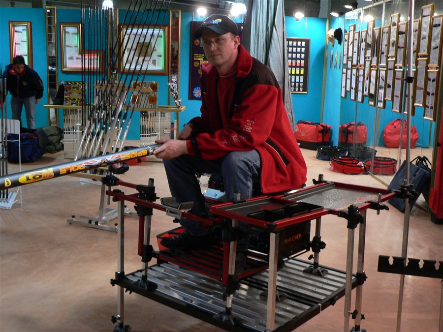 Arnaud Dufour au rayon des cannes, en pleine préparation de matériel